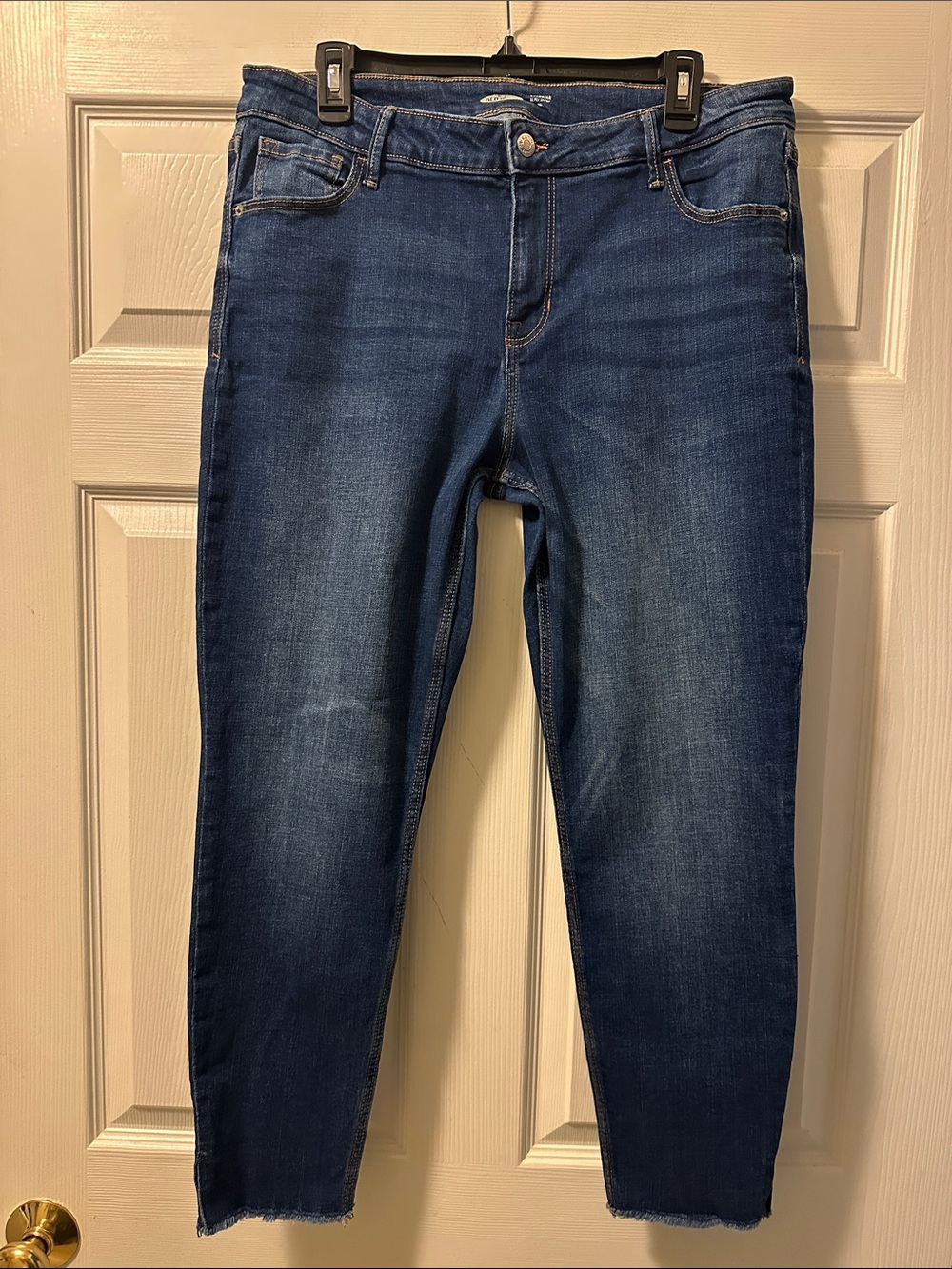 Women’s Old Navy Super Skinny Ankle Denim Jeans with Raw Hem - Size 16 (0209)